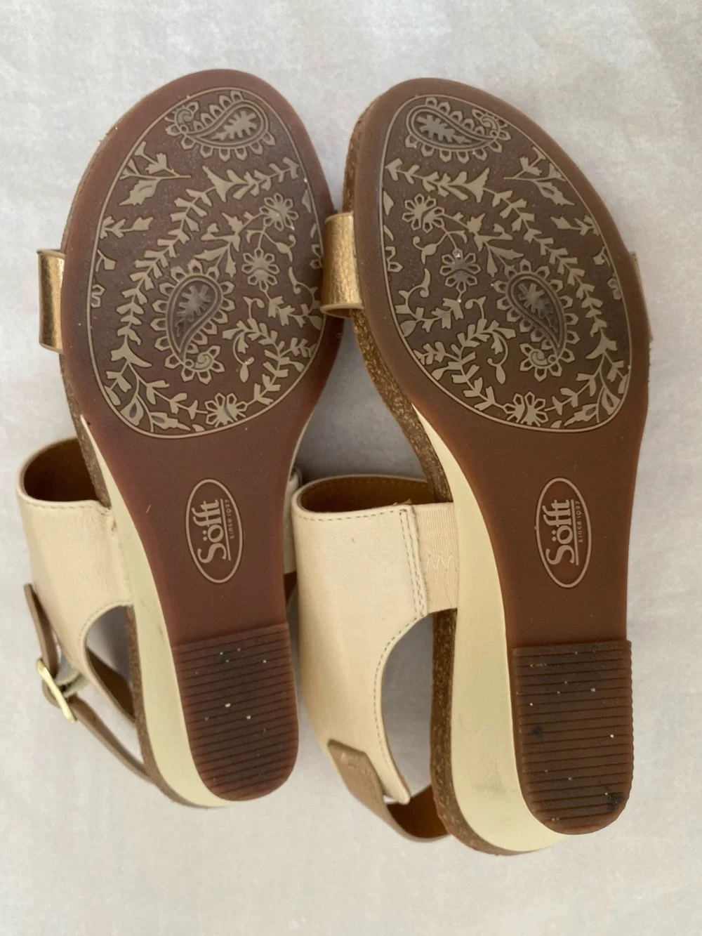 Söfft Two-Strap Sandal in Cream and Gold Metallic Size 8